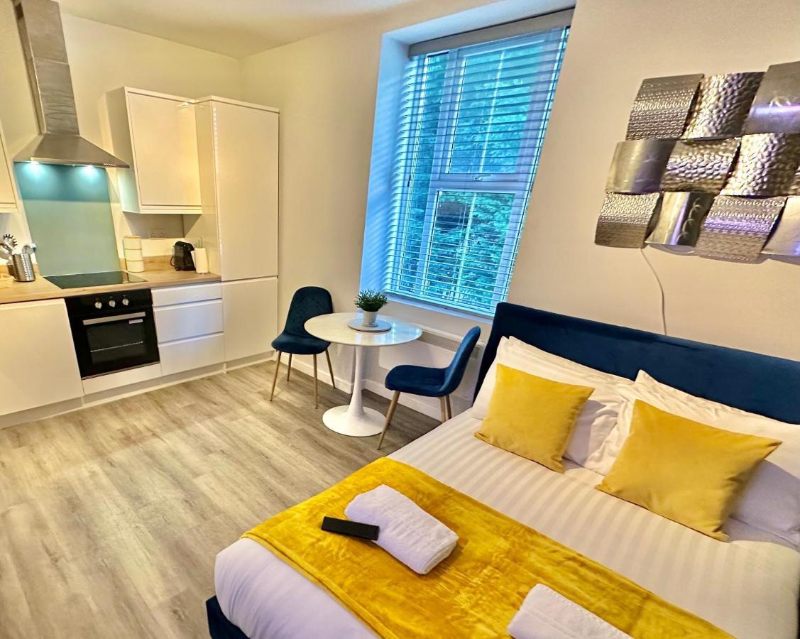 Serenity Retreat - Tranquil Apartment Close To Beach 본머스 외부 사진